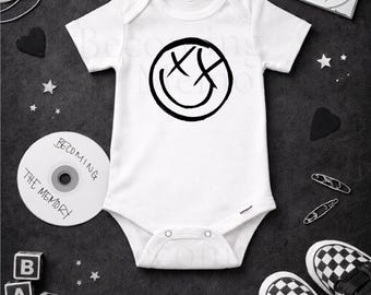 Pijamas con caras sonrientes para combinar con la manta de hitos, inspirados en Blink 182