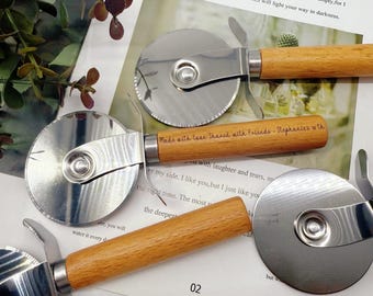 Cortador de pizza personalizado, accesorio de cocina, regalos de cocina, ruedas para cuchillo de pizza, regalo de aniversario, cortador de pizza con mango de madera, regalo para fiesta de pizza