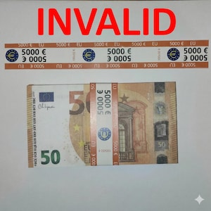 Könnte beinhalten: Ein Stapel von Fünfzig-Euro-Banknoten, gesichert mit einem Papierband mit der Aufschrift "5000 € EU". Das Bild zeigt auch einen Papierstreifen mit dem Wort "INVALID" in Rot.