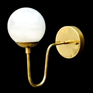 Applique da parete a globo in ottone moderno di metà secolo - Finitura anticata