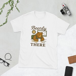 Bearly There シャツ – 面白いクマのしゃれTシャツ、最小限の努力でユーモアを表現できるTシャツ、内向的な人やのんびりしたい日のためのかわいい漫画クマのギフト