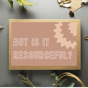 Könnte beinhalten: Eine rechteckige Karte mit dem Text "BUT IS IT RESOURCEFUL?" in weißer, umrandeter Schrift. Die Karte hat einen hellbraunen Rand und eine pfirsichfarbene Mitte mit einem Zickzack-Design. Der Hintergrund ist eine dunkelgraue Oberfläche mit getrockneten Pflanzen und dekorativen Elementen.