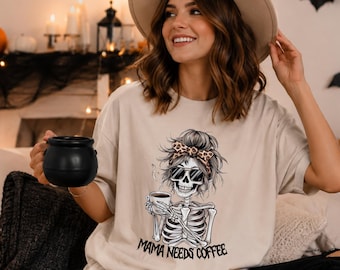 Camiseta de Halloween con temática de café para mamás, camiseta "Mamá necesita café" con colores reconfortantes, camiseta divertida de esqueleto para mamá, camiseta para la temporada de Halloween, idea de regalo para mamás cansadas.