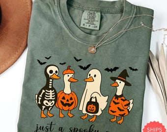 Maglietta "Just a Spooky Goose", maglietta divertente con oca per Halloween, maglietta autunnale Comfort Colors, maglietta con costume da oca buffa, top per la stagione spettrale