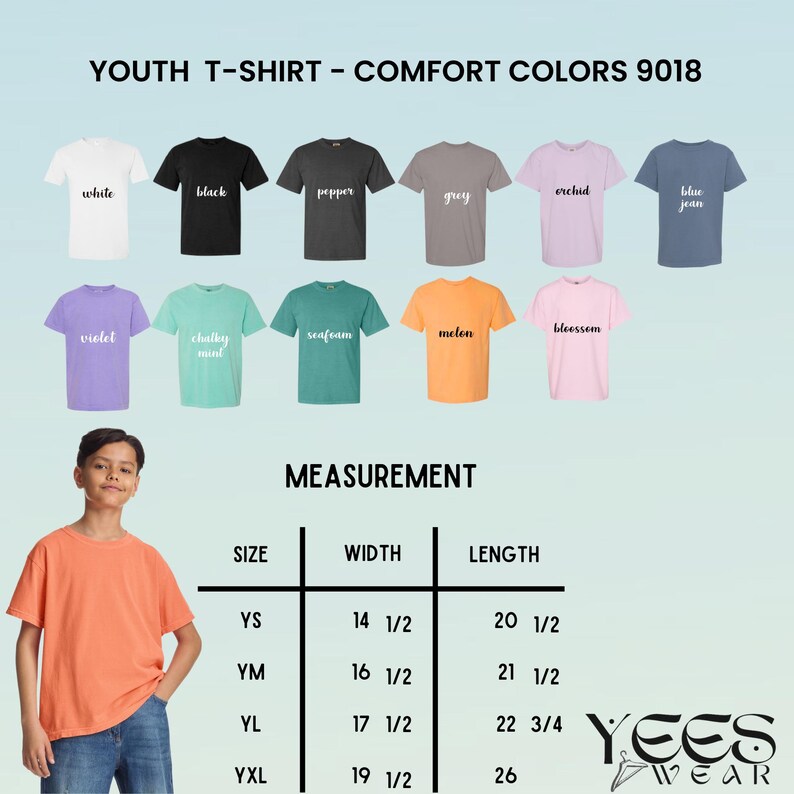 Puede incluir: Una exhibici&oacute;n de camisetas juveniles en varios colores, incluyendo blanco, negro y azul vaquero. La imagen incluye una tabla de tallas con medidas en pulgadas para el ancho y el largo. El texto "YOUTH T-SHIRT - COMFORT COLORS 9018" est&aacute; en la parte superior.