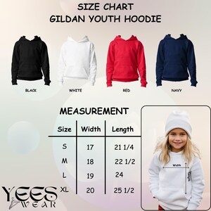 Op de afbeelding: Maattabel voor Gildan-hoodies voor kinderen in zwart, wit, rood en marineblauw. De tabel bevat de afmetingen voor breedte en lengte in cm voor de maten S, M, L en XL. Een jong persoon draagt een witte hoodie.
