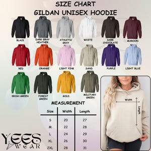 Op de afbeelding: Een maattabel voor Gildan unisex hoodies, met verschillende kleuren zoals zwart, grijs, wit, rood en groen. De tabel bevat afmetingen voor maten S tot en met 2XL, met breedtes van 50.8 tot 71.1 cm en lengtes van 68.6 tot 78.7 cm.