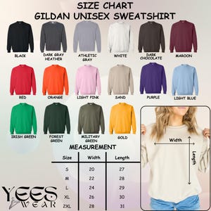 Op de afbeelding: Een maattabel voor Gildan unisex sweatshirts, met verschillende kleuren zoals zwart, rood en lichtblauw. De tabel bevat afmetingen in cm voor de maten S tot en met 2XL, met details over de breedte en lengte. De afbeelding toont ook een persoon die een sweatshirt draagt.