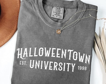 Camiseta Comfort Colors® Halloweentown Est. 1998, Universidad de Halloweentown, Camiseta retro de Halloweentown, Camiseta bonita de otoño, Camiseta con gráfico de Halloween