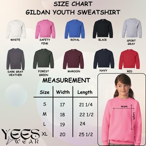 Op de afbeelding: Maattabel voor Gildan sweatshirts voor kinderen, met verschillende kleuren: wit, veiligheidsroze, koningsblauw, zwart, sportgrijs, donkergrijze heather, bosgroen, bordeauxrood, marineblauw en rood. Afmetingen in cm voor maten S, M, L en XL.