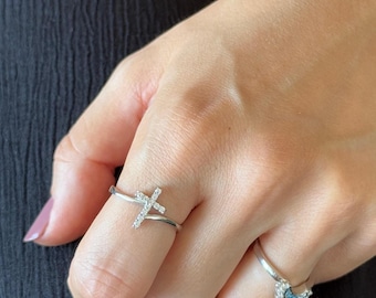 Delicato anello a croce, anello minimalista con fede, anello impilabile per donna, regalo religioso, regalo cristiano, spirituale, anello per donna, regalo per lei