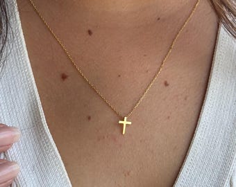 Collar con cruz pequeña y delicada de plata esterlina, joyería cristiana minimalista, colgante de cruz, collar para combinar con otras prendas para mujer, collar religioso.