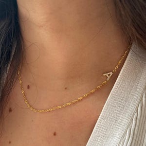 Collar con inicial lateral, colgante de letra, gargantilla con letra personalizada, collar minimalista, joyería personalizada, regalo para ella