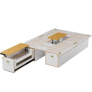 Könnte beinhalten: Ein weißer Bettrahmen aus Holz mit einem eingebauten Tisch und Staufächern. Der Bettrahmen hat ein Lattenrost-Design und einen hellbraunen Tisch in der Mitte. Die Staufächer haben hellbraune Deckel und goldfarbene Griffe.