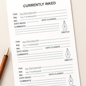 Op de afbeelding: A5 afdrukbare pagina voor inktrecords voor vulpennen. Het witte papier heeft secties om pen, penpunt, inkt, datum van inkt, opmerkingen en schoonmaakdatum vast te leggen. Bevat een penstaalgebied. Een bruine en gouden vulpen staat in de afbeelding.