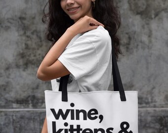 Bolsa de tela con vino, gatitos y comida para llevar