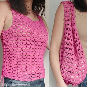 Puede incluir: Un top y un bolso tote a juego de ganchillo rosa brillante. El top tiene un escote redondo y lazos laterales ajustables. El bolso tote tiene una sola correa para el hombro. El patrón de ganchillo crea un diseño en forma de rejilla. El top se usa con vaqueros.