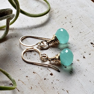 Pequeñas gotas verde menta, pequeños aros de aguamarina, pendientes de cebolla de calcedonia color aguamarina