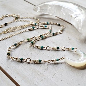 Collar de media luna de nácar, collar de luna de perla turquesa, collar celestial de turquesa trapeador