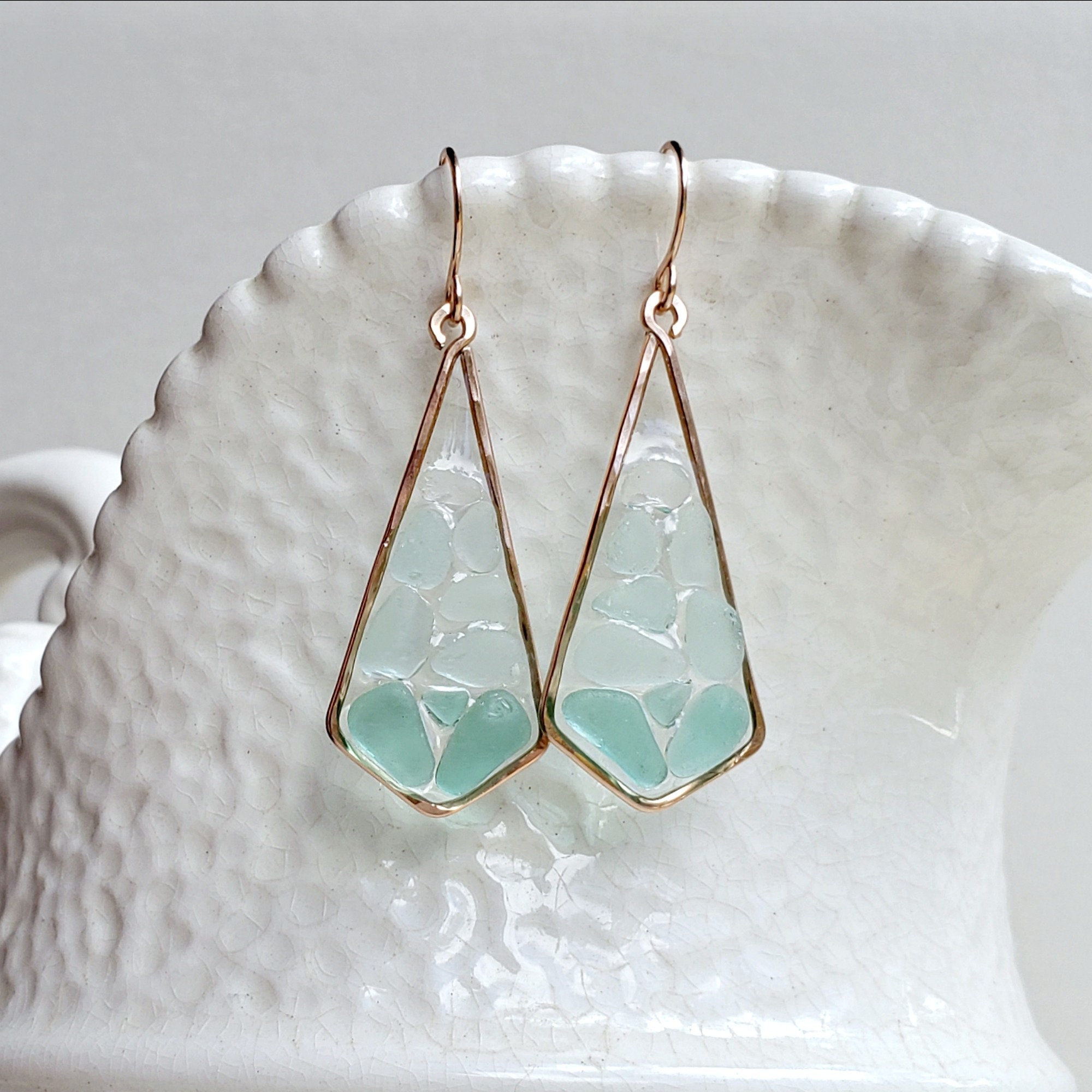 ティールシーグラスのイヤリング、幾何学模様のビーチグラスの