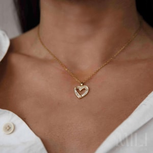 Minimalist Heart Necklace, Gold Plated Shiny Heart Pendant Necklace, Heart Love Necklace, Valentine&#39;s Day Gift, Gift for Mom, Gift for her,