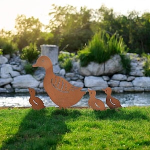 Duck Family Garden Stakes | Metal Duck & Ducklings Lawn Ornaments | Cute Outdoor Garden Decor