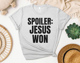 Camiseta cristiana Spoiler Jesus Won: Camiseta evangélica para mujer