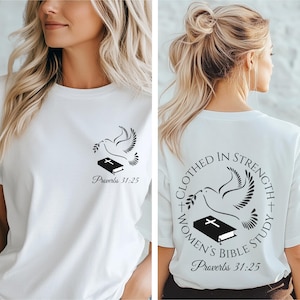 Maglietta da studio biblico da donna "Clothed in Strength", Proverbi 31:25, colomba e Bibbia, maglietta con versetto biblico, maglietta con scrittura, maglietta grafica cristiana