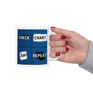 Mok medisch assistent | Controleer de kaart met slokje herhalen | 11oz 15oz keramische koffiekop | Cadeau verpleegkundige en zorgmedewerker