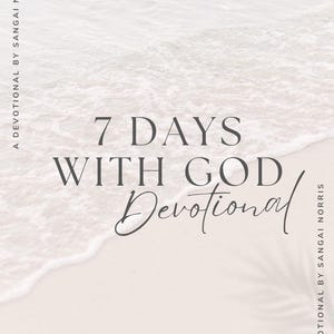 Op de afbeelding: Boekomslag van een devotional met de titel "7 Days With God Devotional" in een schreefletter. De naam van de auteur, Sangai Norris, wordt ook weergegeven. De achtergrond toont een zachte, vage afbeelding van een strand.