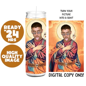 以下が含まれることがあります： サングラスをかけた人が舌を出している姿が聖人のように描かれた、プリントされた画像が特徴のガラスキャンドルです。「SAINT BUNNY」の文字がバナーに書かれています。画像には「TURN YOUR PICTURE INTO A SAINT」と「DIGITAL COPY ONLY」の文字も含まれています。