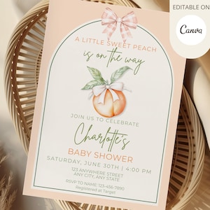 Puede incluir: Una invitación para un baby shower con temática de melocotón. La invitación presenta una ilustración de acuarela de un melocotón con un lazo, y el texto "A Little Sweet Peach is on the Way". La invitación tiene un esquema de color rosa y verde e incluye el nombre del bebé, la fecha, la hora y el lugar.