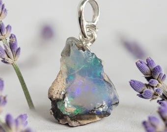 Colgante de ópalo etíope para mujer, colgante de plata de ley, joyería de piedras preciosas naturales, estilo elegante y minimalista.