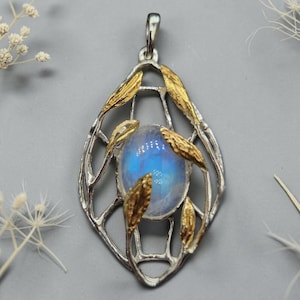 Handgefertigter Mondstein-Anhänger aus vergoldetem Silber | Halskette mit botanischem Zweigmotiv und Edelstein | Geschenk zum 14. Jahrestag mit Geburtsstein Juni + Edelsteinzertifikat