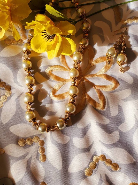 Large pearl 2024 necklace costume jewellery