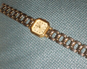 Ladies Guess Watch, Bracelet Style, Battery Operated, Vintage, Gold Tone, Designer, New Battery, Gold Tone Square link Bracelet Style Watch