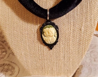 Mother and Daughter Cameo Necklace, Green and Ivory, Black Velvet Chain, Cameo Necklace, Resin Cameo, Ladies Jewelry, Silver Accents