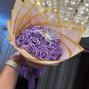 手作りのサテンのバラの花束