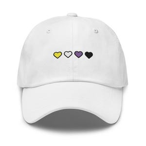 Peut inclure: Casquette de baseball blanche ornée de quatre cœurs brodés en jaune, blanc, violet et noir. La casquette a une visière incurvée et une fermeture à sangle en tissu. Design simple et moderne.