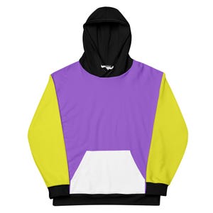 Op de afbeelding: Een colorblock hoodie met een zwarte capuchon, gele mouwen, een paarse torso en een witte zak. De hoodie heeft een trekkoord en een kangoeroezak. De manchetten en de zoom zijn zwart.