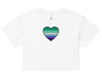 Può includere: Crop top bianco con un design a forma di cuore nei colori verde acqua, verde, bianco, azzurro e viola, bordato di nero. Il top ha maniche corte e girocollo. Un capo casual.