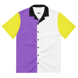 Puede incluir: Una camisa de manga corta con un diseño de bloques de color. La camisa presenta un panel izquierdo morado, un panel derecho blanco y mangas amarillas. El cuello es negro y la camisa tiene botones negros. El texto "PRINT FORUM" es visible en el cuello.