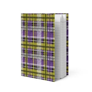 以下が含まれることがあります： 紫、黄色、白のチェック柄のハードカバーノート。 ノートは開いており、罫線入りのページが表示されています。 表紙は質感のある外観です。