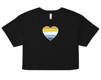 Può includere: Top corto nero con grafica a cuore. Il design a cuore presenta strisce orizzontali in giallo, arancione, azzurro e blu navy. La maglietta ha maniche corte e girocollo.