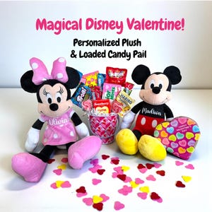 Puede incluir: Un set de regalo de San Valent&iacute;n con peluches de Minnie y Mickey Mouse, un cubo lleno de caramelos y una caja de bombones en forma de coraz&oacute;n. La imagen incluye el texto "Magical Disney Valentine!" y "Personalized Plush & Loaded Candy Pail."