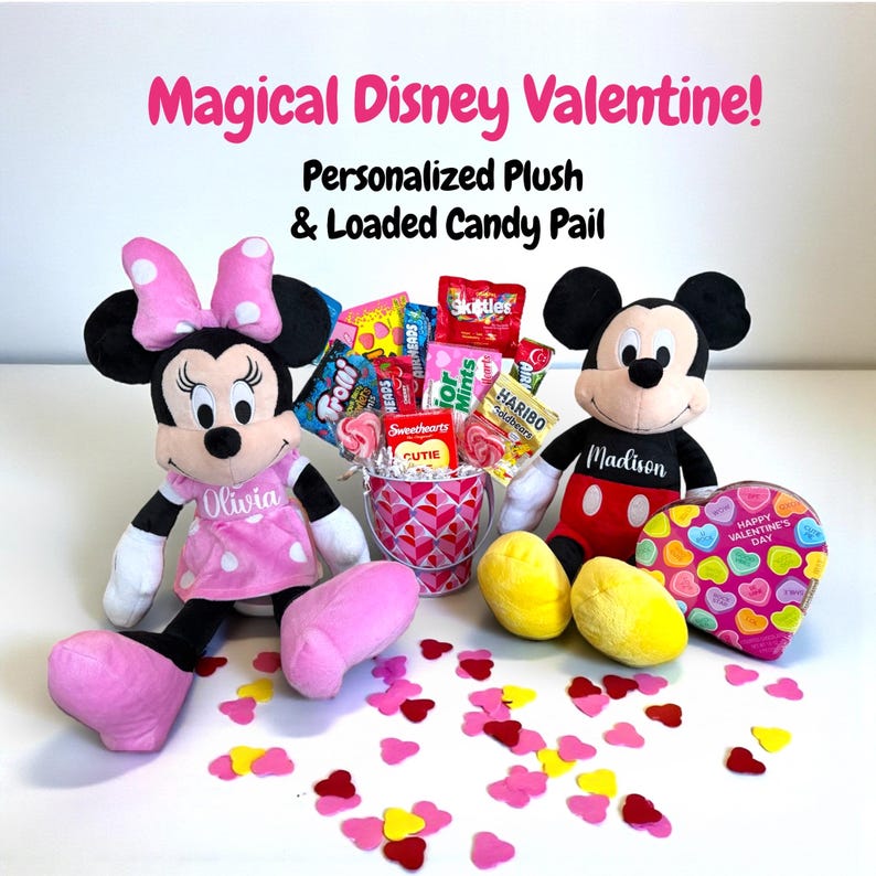 Puede incluir: Un set de regalo de San Valent&iacute;n con peluches de Minnie y Mickey Mouse, un cubo lleno de caramelos y una caja de bombones en forma de coraz&oacute;n. La imagen incluye el texto "Magical Disney Valentine!" y "Personalized Plush & Loaded Candy Pail."