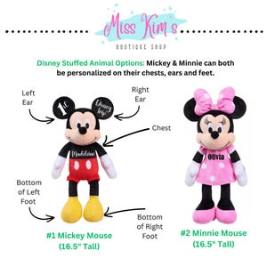 Puede incluir: Dos peluches de Disney: Mickey Mouse y Minnie Mouse. Mickey Mouse viste pantalones cortos rojos, zapatos amarillos y una camisa negra con "Madeleine". Minnie Mouse tiene un vestido y un lazo de lunares rosas. Ambos miden 41,9 cm. Texto: Miss Kim's Boutique Shop.