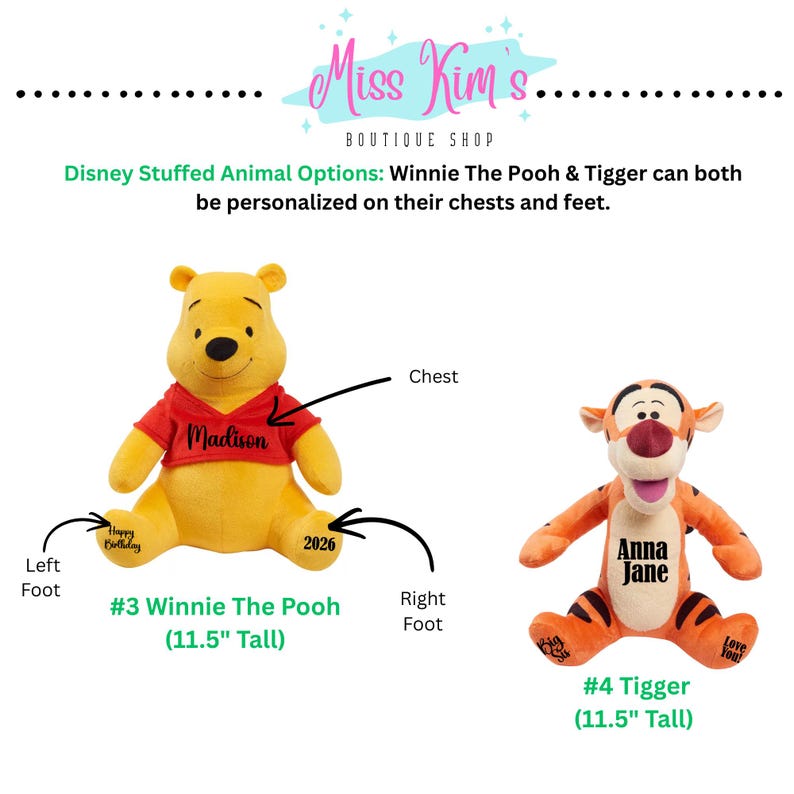 Puede incluir: Dos peluches de Disney: Winnie the Pooh y Tigger. Winnie the Pooh es amarillo, con una camiseta roja con el nombre "Madison". Tigger es naranja y marr&oacute;n. Ambos miden 29,2 cm y se pueden personalizar.
