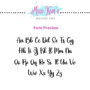 Puede incluir: Sobre un fondo blanco, una vista previa de fuente con el texto "Font Preview" en rosa. La imagen muestra el alfabeto de Aa a Zz en una fuente cursiva negra. El logotipo de Miss Kim's Boutique Shop est&aacute; en la parte superior.