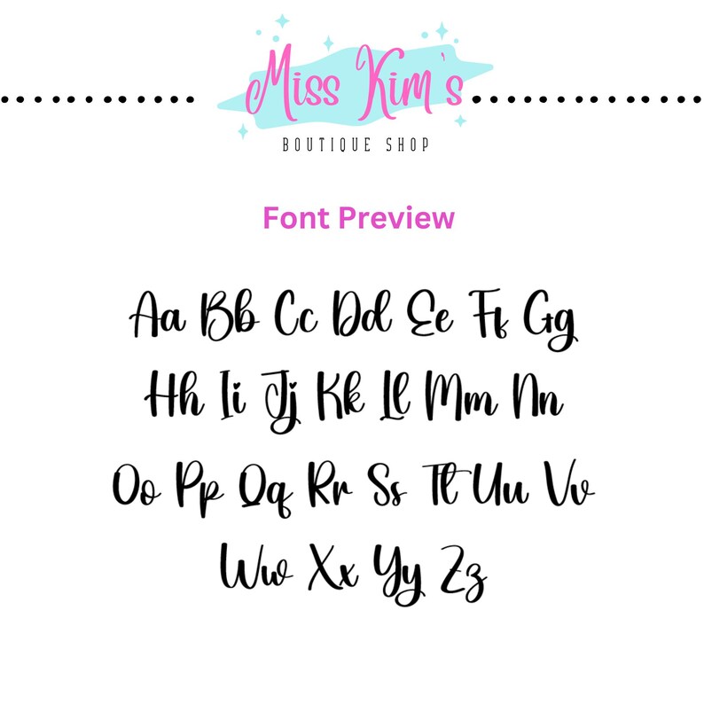 Puede incluir: Sobre un fondo blanco, una vista previa de fuente con el texto "Font Preview" en rosa. La imagen muestra el alfabeto de Aa a Zz en una fuente cursiva negra. El logotipo de Miss Kim's Boutique Shop est&aacute; en la parte superior.